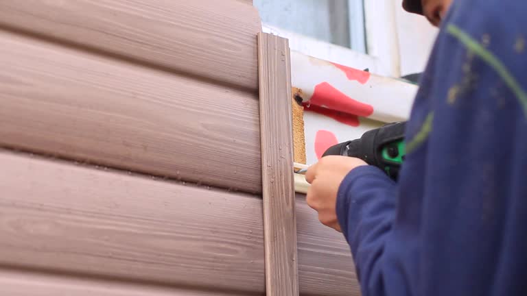 How To Choose The Right Materials for Your Siding Installation in 'Center Point, TX